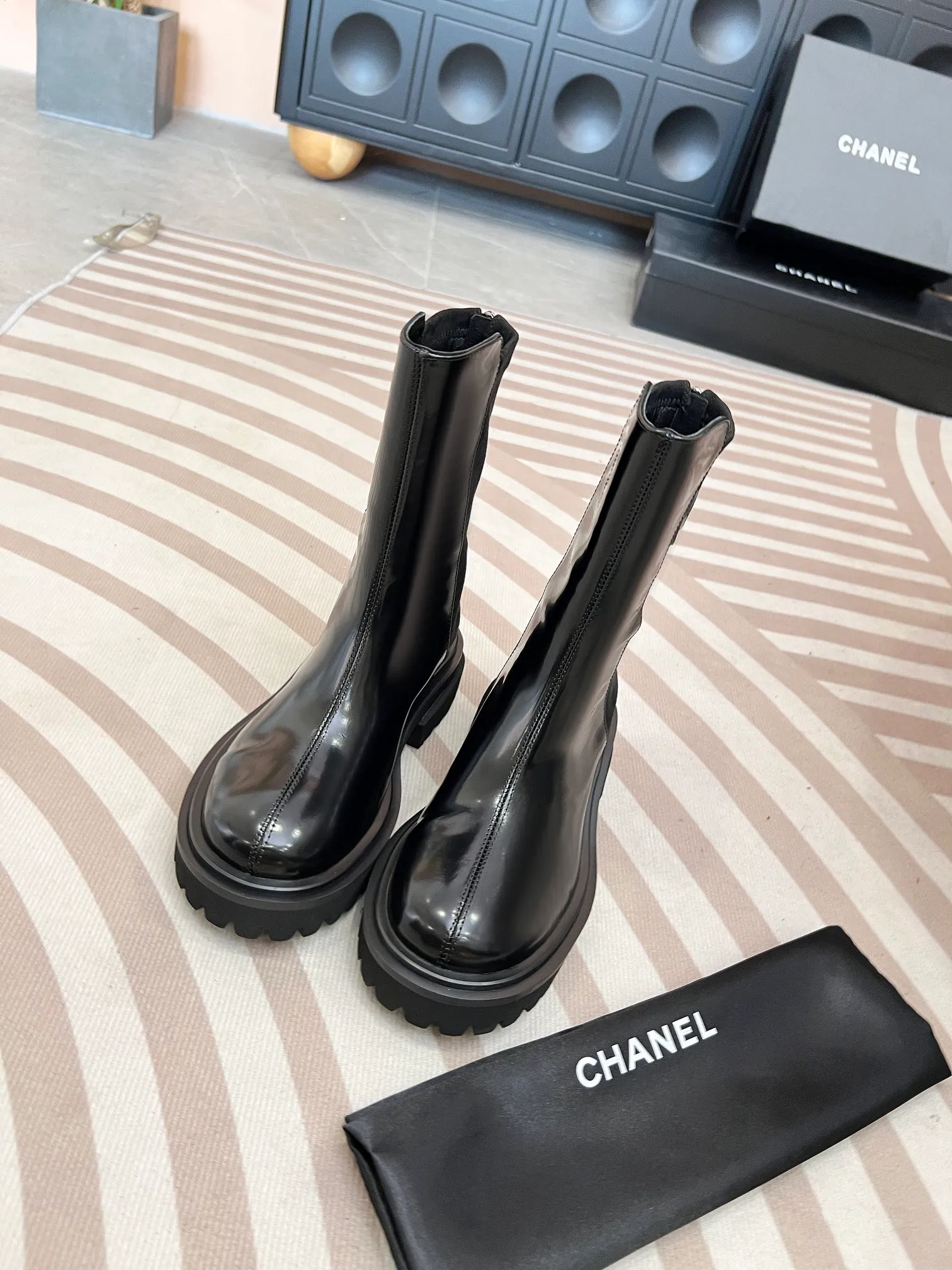 👟👟Ex-factory price 600👟👟 CHANEL* Chanel* new autumn and winter style. These letter knight boots are really a representative of handsome fashion. The double C electro-embroidered logo on the boot tube is low-key yet luxurious! Simple, fashionable, individual and grand! The natural and smooth beauty has a beauty that amazes the time. You should also show off your long legs in winter ~ Upper: calfskin/open edge beads Inner: sheepskin lining Size: 35-41